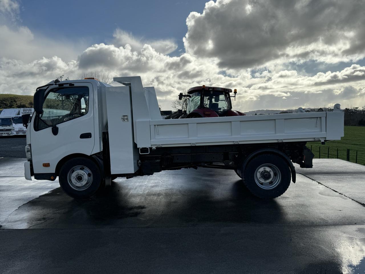 2013 Hino 300